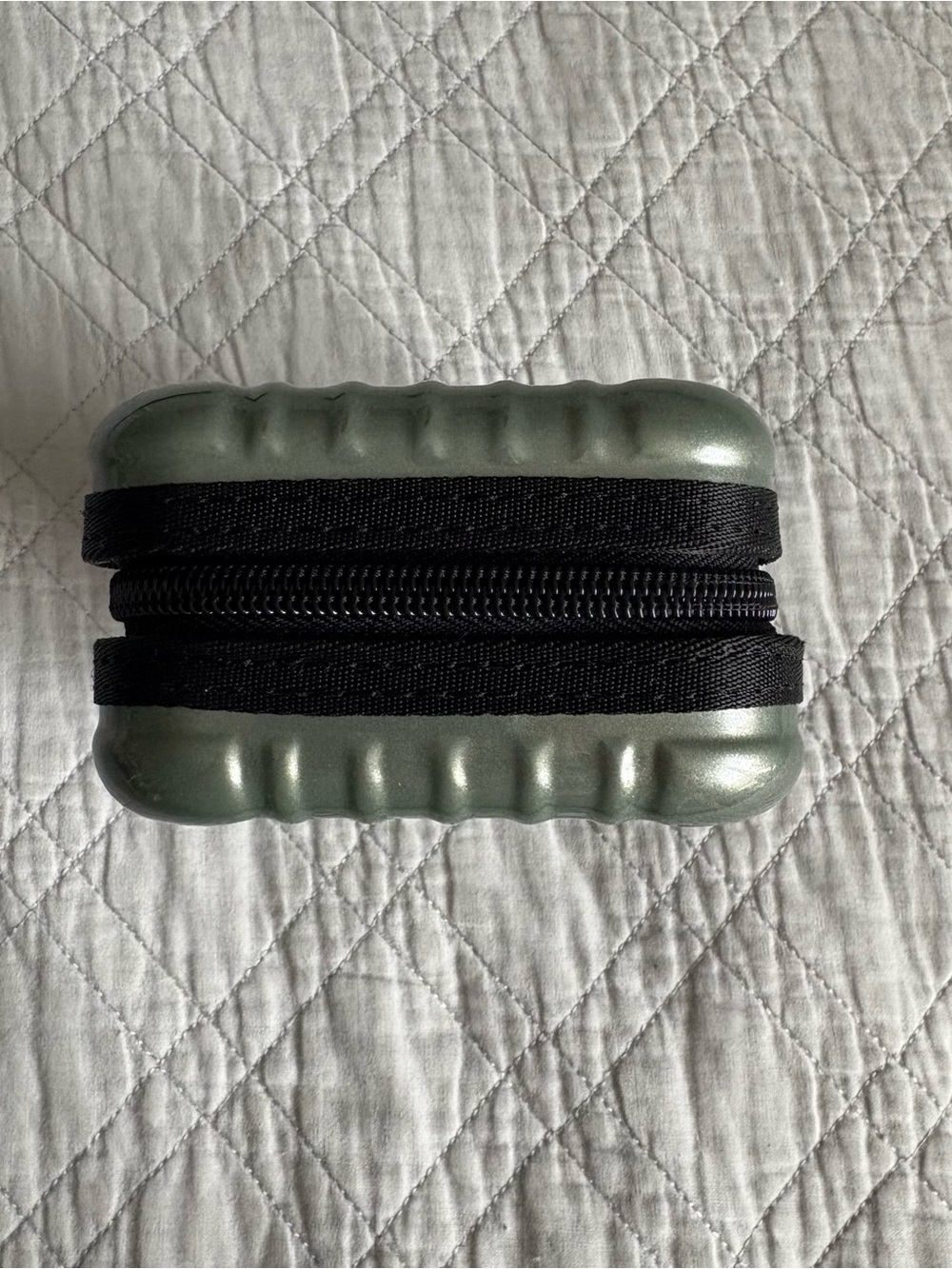 RIMOWA Green Ribbed Hard Shell Toiletries Case - Picture 4 of 9